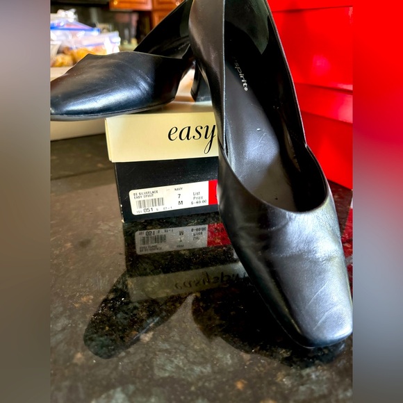 EASY SPIRIT Navy Blue heels. Classic style low heels comfort Size 7 Gently Used - Picture 3 of 4